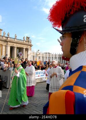 Papst Benedikt XVI. Feiert am 15. Oktober 2006 eine Zeremonie auf dem Petersplatz im Vatikan in Rom, Italien. Der Vatikan sagt, dass er seine Sicherheitsverfahren überprüfen wird, nachdem eine Frau während der Weihnachtsmesse im Petersdom eine Barriere übersprungen und den Papst niedergeschlagen hat.der Papst wird von einer Kombination aus Schweizer Garde, vatikanischer Polizei und italienischer Polizei geschützt. Foto von Eric Vandeville/ABACAPRESS.COM Stockfoto