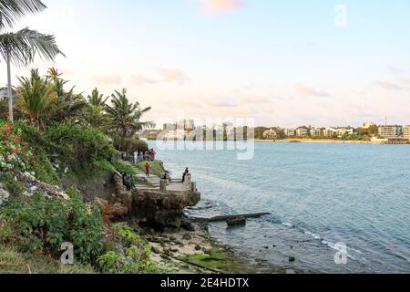 Mombasa, Kenia - 6. September 2019: Blick auf die Skyline von Mombasa und das Meer, von der Altstadt hinter Fort Jesus aus gesehen Stockfoto