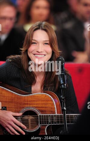 Carla Bruni lors de l'enregistrement de l'Emission Vivement Dimanche a Paris, France, le 4 novembre 2009. Foto Max Colin/ABACAPRESS.COM Stockfoto