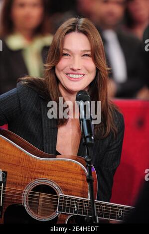 Carla Bruni lors de l'enregistrement de l'Emission Vivement Dimanche a Paris, France, le 4 novembre 2009. Foto Max Colin/ABACAPRESS.COM Stockfoto