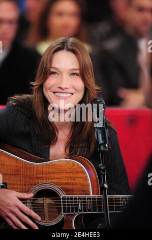 Carla Bruni lors de l'enregistrement de l'Emission Vivement Dimanche a Paris, France, le 4 novembre 2009. Foto Max Colin/ABACAPRESS.COM Stockfoto