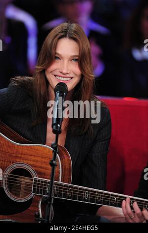 Carla Bruni lors de l'enregistrement de l'Emission Vivement Dimanche a Paris, France, le 4 novembre 2009. Foto Max Colin/ABACAPRESS.COM Stockfoto