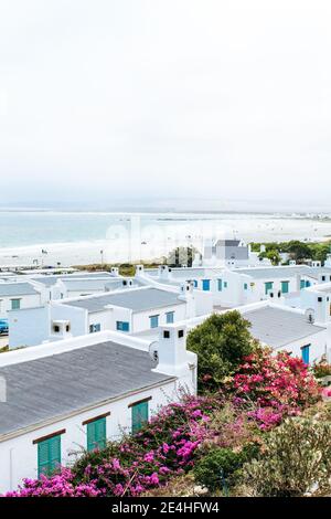 Die malerische Küstenstadt Paternoster mit ihren weißen Häusern vorbei Der Strand am Westkap von Südafrika Stockfoto