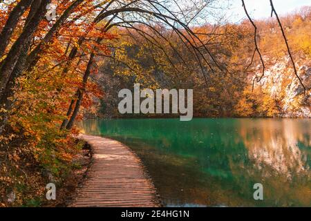 Promenade über See im Nationalpark Plitvice im Herbst, Kroatien. Stockfoto