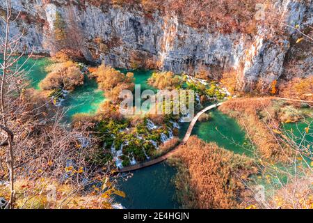 Schöner türkisfarbener Fluss und Wasserfälle, Nationalpark Plitvicer Seen in Kroatien. Draufsicht.