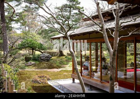 Traditionelles japanisches Teehaus im Kenroku-en Garden in Kanazawa, Japan Stockfoto