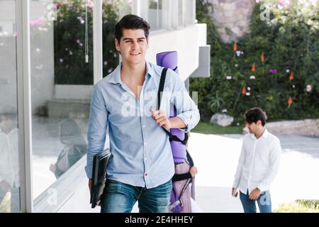 Junger latein Mann oder Schüler üben Atemyoga Übungen bei universität in Mexiko-Stadt Stockfoto