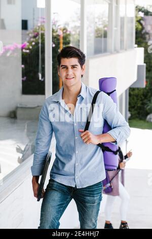 Junger latein Mann oder Schüler üben Atemyoga Übungen bei universität in Mexiko-Stadt Stockfoto