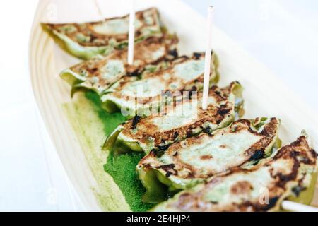 Nahaufnahme von grünem Matcha-Tee Gyoza bei Uji verkauft In Japan Stockfoto