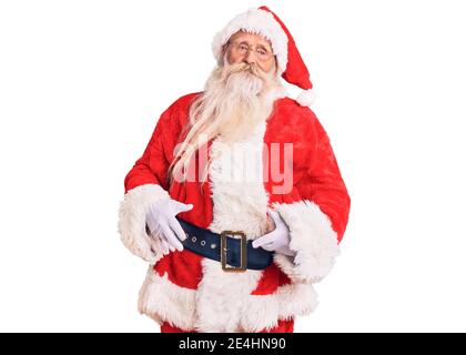 Alter älterer Mann mit grauem Haar und langem Bart trägt traditionelle weihnachtsmann Kostüm sieht schläfrig und müde, erschöpft für Müdigkeit und Kater, laz Stockfoto