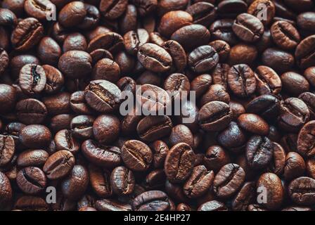 Kaffeebohnen Hintergrund, dunkel und hellbraun geröstete Kaffeebohnen Nahaufnahme Stockfoto