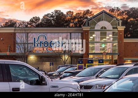 Kroger Food & Pharmacy bei Sonnenuntergang in Snellville, Georgia. (USA) Stockfoto