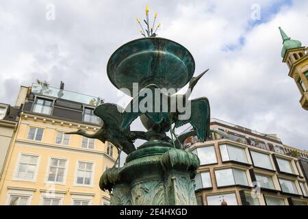 Der Storchbrunnen befindet sich auf Amagertorv im Zentrum von Kopenhagen, Dänemark, im berühmten Einkaufsviertel Stroget. Stockfoto