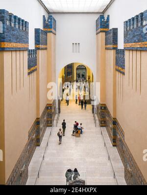 Ein Blick vom Oberdeck, wenn Touristen vorbeilaufen Die Prozessionsweg der alten Tore von Ishtar Ausstellung Im Pergamon Museum in Berlin Deutschland Stockfoto
