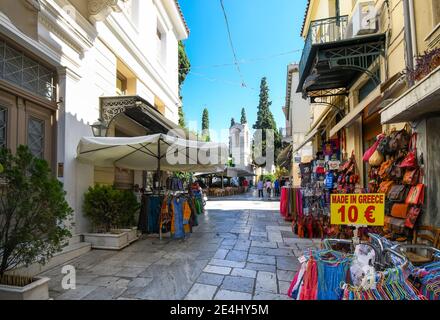 Eine typische Reihe von Souvenirläden, Souvenirläden und Cafés im Plaka-Viertel im historischen Athen, Griechenland. Stockfoto