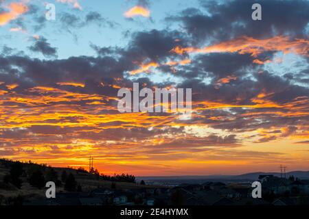 Ein farbenfroher Sonnenuntergang im Herbst über der Innenstadt von Spokane und dem Spokane Valley, aufgenommen vom Liberty Lake im US-Bundesstaat Washington Stockfoto