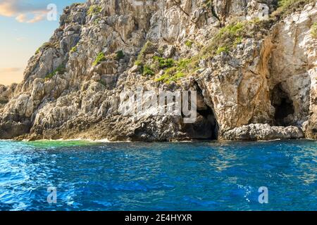 Blick von einem Boot in der Nähe der Blue Eye Höhle an der Küste der griechischen Insel Korfu, Griechenland. Stockfoto