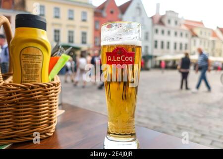 Tagesansicht eines Pint-Glases des estnischen Bieres A le Coq in einem Café im Freien auf dem Altstädter Ring von Tallinn Estland. Stockfoto