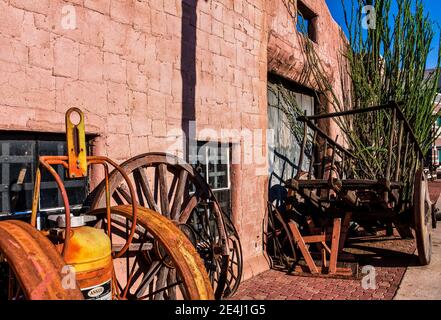 Alte Holzwagen und Feuerlöschausrüstung in Old Town, Scottsdale, Arizona, USA Stockfoto