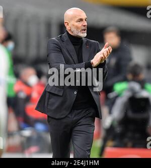 Mailand. Januar 2021. AC Mailands Cheftrainer Stefano Pioli reagiert während eines Fußballmatches der Serie A zwischen AC Mailand und Atalanta in Mailand, Italien, 23. Januar 2021. Quelle: Xinhua/Alamy Live News Stockfoto