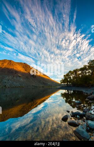 Spiegelung der Wolken bei Sonnenaufgang auf Convict Lake, Mammoth Lakes, Kalifornien, USA Stockfoto