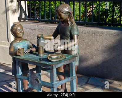 Bronzeskulptur von Guava Saftstand im Queens Marketplace im Waikoloa Beach Resort, Waikoloa, Hawaii, USA Stockfoto