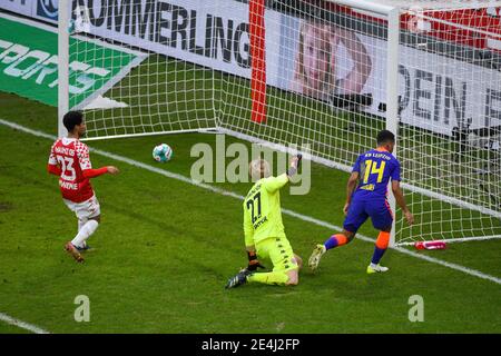 Mainz. Januar 2021. Tyler Adams (R) aus Leipzig punktet bei einem Bundesliga-Fußballspiel zwischen dem FSV Mainz 05 und RB Leipzig in Mainz, Deutschland, 23. Januar 2021. Quelle: Xinhua/Alamy Live News Stockfoto