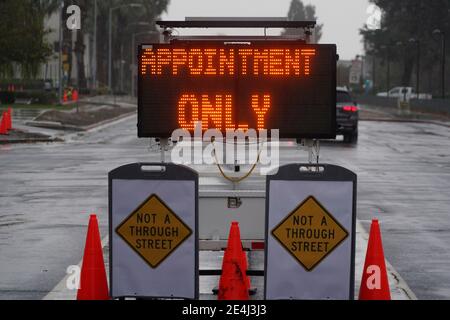 Ein Schild mit der Aufschrift „nur Termin“ am Eingang zu einer massenhaften Impfstelle für das Coronavirus COVID-19 des US-Bundesstaates Cal Northridge, Saturd Stockfoto