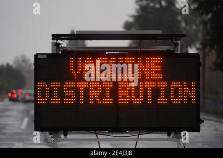 Ein Schild mit der Bezeichnung „Impfstoffverteilung“ am Eingang zu einer massenhaften Impfstelle für das Coronavirus COVID-19 im Bundesstaat Northridge in Cal, Sa Stockfoto