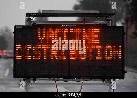 Ein Schild mit der Bezeichnung „Impfstoffverteilung“ am Eingang zu einer massenhaften Impfstelle für das Coronavirus COVID-19 im Bundesstaat Northridge in Cal, Sa Stockfoto