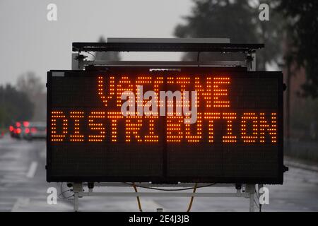 Ein Schild mit der Bezeichnung „Impfstoffverteilung“ am Eingang zu einer massenhaften Impfstelle für das Coronavirus COVID-19 im Bundesstaat Northridge in Cal, Sa Stockfoto