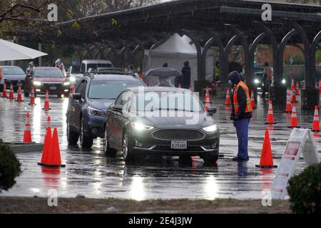 Autofahrer warten in der Schlange im Regen an einer Masse Super Point-of-Distribution Coronavirus COVID-19 Impfstelle am Cal State Northridge, Samstag, Jan. Stockfoto