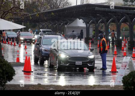 Autofahrer warten in der Schlange im Regen an einer Masse Super Point-of-Distribution Coronavirus COVID-19 Impfstelle am Cal State Northridge, Samstag, Jan. Stockfoto