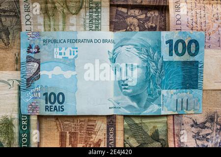 Einhundert Reien. BTL brasilianische blaue Banknote auf der Oberseite der ehemaligen nationalen Währungen Stockfoto