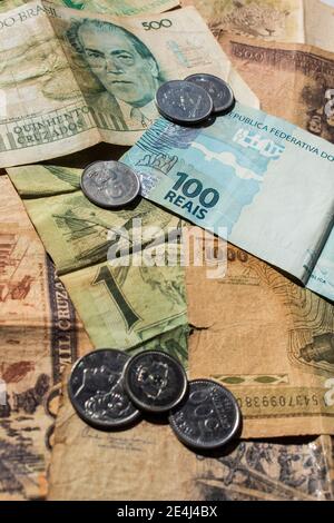 Verschiedene brasilianische Währungen, Papiergeld, wie reais, cruzados, cruzeiros. Auch gibt es mehrere Münzen Stockfoto