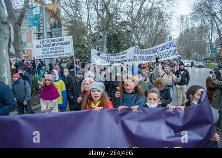 Madrid, Spanien. Januar 2021. Der Abriss in den Bihari-Lagern der Stadt Dhaka im Mirpur-Gebiet geht weiter heute hat City Corporation über 700 Häuser und Geschäfte abgerissen, die den Bihari-Flüchtlingen seit drei Jahrzehnten gehören. Nachdem das Regierungsteam gegangen war, versammelten sich Hunderte von bihari-Leuten und machten eine Menschenkette, die keine Gewalt mehr und keinen Abbruch mehr forderten. (Foto von MD Saiful Amin/Pacific Press) Quelle: Pacific Press Media Production Corp./Alamy Live News Stockfoto