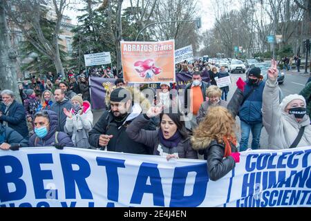 Madrid, Spanien. Januar 2021. Der Abriss in den Bihari-Lagern der Stadt Dhaka im Mirpur-Gebiet geht weiter heute hat City Corporation über 700 Häuser und Geschäfte abgerissen, die den Bihari-Flüchtlingen seit drei Jahrzehnten gehören. Nachdem das Regierungsteam gegangen war, versammelten sich Hunderte von bihari-Leuten und machten eine Menschenkette, die keine Gewalt mehr und keinen Abbruch mehr forderten. (Foto von MD Saiful Amin/Pacific Press) Quelle: Pacific Press Media Production Corp./Alamy Live News Stockfoto