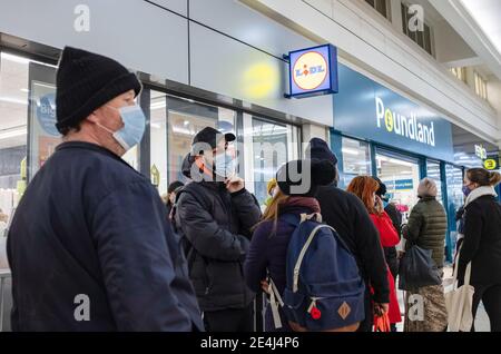 London, Großbritannien. Januar 2021. Leute, die vor Poundland, einer britischen Varieté-Kette in Stratford, Schlange stehen. Einige der britischen Covid-19-Hotspots befinden sich immer noch in London Hounslow, Ealing, Brent, Barking und Dagenham und Newham sind die Bezirke, die im schlimmsten Fall unter die Top 10 des Landes fallen. Kredit: SOPA Images Limited/Alamy Live Nachrichten Stockfoto