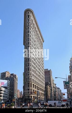 New York City, USA - 21. Juni 2011: Das schmale Ende des ikonischen Flatiron Building mit Blick nach Süden entlang der 5th Avenue Stockfoto