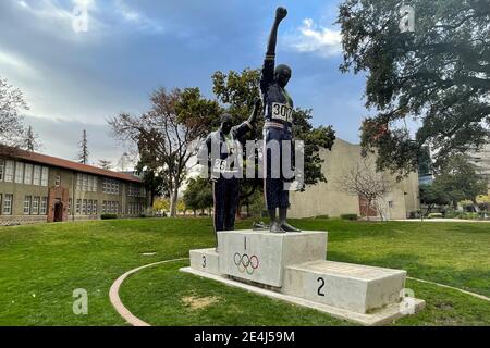 Die Victory Salute Statue an der San Jose State University Anerkennung Der schwarz-kleidete Protest von Goldmedaillengewinner Tommie Smith und Bronze Medaillengewinner John Car Stockfoto