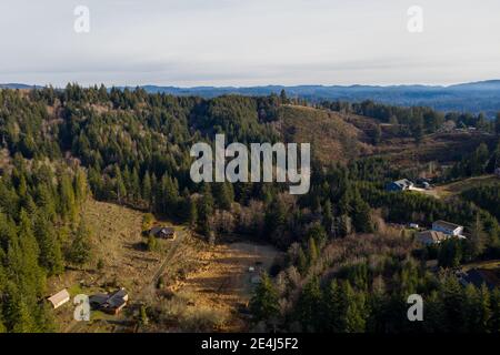 Häuser in Coos County, Luftaufnahme des ländlichen Coos Bay Oregon Stockfoto