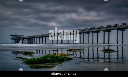 Scripps Memorial Pier am frühen Morgen im feuchten Sand Stockfoto