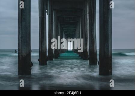 Wellen kommen unter Scripps Pier in La Jolla Stockfoto