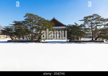 Winter Morgen Landschaft in Korea, Gyeonghoeru mit Schnee im Gyeongbokgung Palast bedeckt. Stockfoto