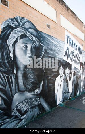 Street Art Wandgemälde von Heesco, zeigt die Ankunft vietnamesischer Flüchtlinge in Australien, in Yarram, Süd-Gippsland, Victoria Stockfoto