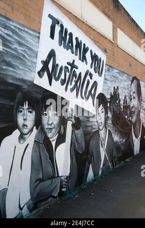 Street Art Wandgemälde von Heesco, zeigt die Ankunft vietnamesischer Flüchtlinge in Australien, in Yarram, Süd-Gippsland, Victoria Stockfoto