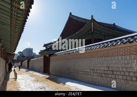 Touristen besuchen Gyeongbokgung Palast im Winter in Korea. Stockfoto