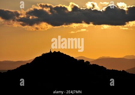 Der vulkanische Gipfel von Usson Blick von der Straße von Le Vernet La Varenne bei Sonnenuntergang, Auvergne, Massif-Central, Frankreich Stockfoto