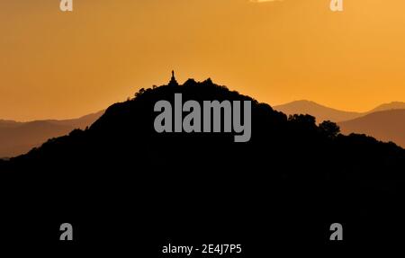 Der vulkanische Gipfel von Usson Blick von der Straße von Le Vernet La Varenne bei Sonnenuntergang, Auvergne, Massif-Central, Frankreich Stockfoto