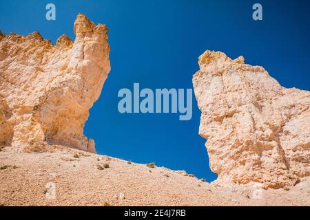 Blue Sky und Felsstrukturen genannt Hoodoos im Bryce Canyon National Park, Utah, USA. Stockfoto